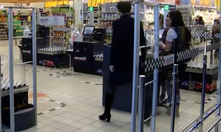 Bankai trina rankas. Kas laukia tų, kurie vis dar moka grynais?