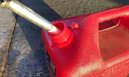 Lietuviai mėnesius jį laiko kanistruose. Įpylus, variklis gali nebeatlaikyti