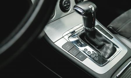 Kiekvienas automatinės pavarų dėžės vairuotojas taip daro kamščiuose. Mechanikai – išsigandę