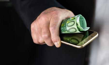 Nauja „Smart-ID“ apgaulė tuština sąskaitas Baltijos šalyse – vienas paspaudimas gali kainuoti šimtus eurų