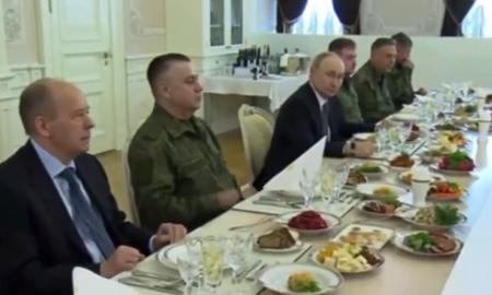 Vaizdo įrašas iš V. Putino gimtadienio. Visi žiūrėjo į prezidento lėkštę (Video)