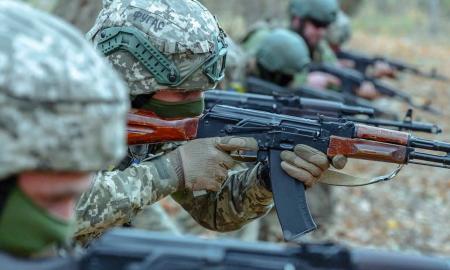 „Jų – tūkstančiai. Ištisos kuopos.“ Į Ukrainą plūsta kariai