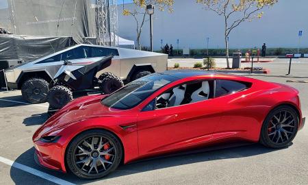 „Tesla“ pakils. Muskas skelbia apie „nepamirštamą“ automobilį su „beprotiška technologija“ (Video)