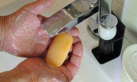 Niekada neplaukite šių kūno vietų muilu! Tai dažna klaida