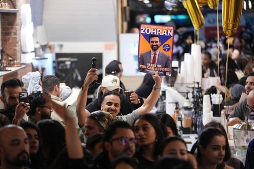 Niujorko musulmonai susirinko Astorijoje, Kvinse, švęsti Zohrano Mamdani pergalę rinkimuose