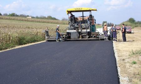 Plastikiniai keliai nėra pokštas. Tai gali būti tikra kelių revoliucija