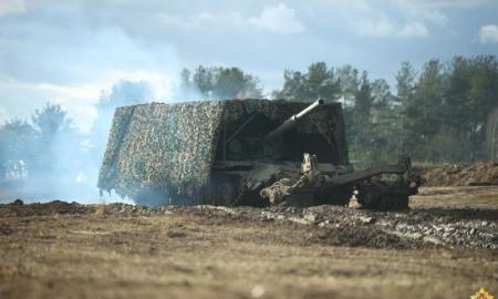 Perima Rusijos patirtį. Baltarusija pademonstravo savo „tankų sandėliuką“ (Video)