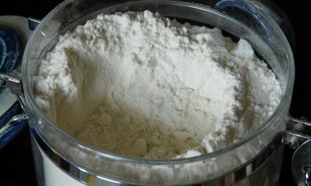 Tai blogiausia vieta laikyti miltus. Jie greičiau genda