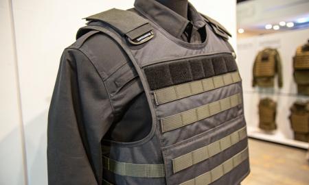 Neįmanomas pluoštas apgauna kulkas. Lengvos kaip pūkas neperšaunamos liemenės užbaigs Kevlaro amžių