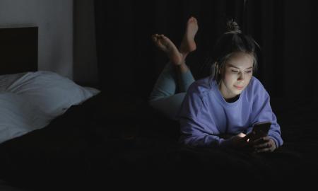 Naudotis išmaniuoju telefonu prieš miegą vis dėlto nėra taip blogai? Nauji tyrimai stebina