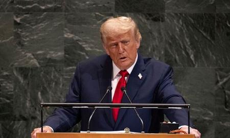 Pavargo: Trumpas užmigo susitikimo metu (Video)