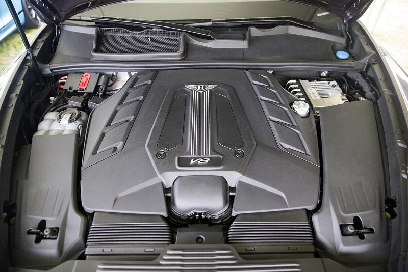 VW EA825 4,0 litrų dviejų turbinų V8 variklis 2023 m. Bentley Bentayga automobilyje