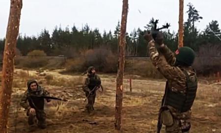 Apsimetimas negyvais ir šakų siubavimas. Rusų treniruočių vaizdo įrašas tapo virusiniu (Video)