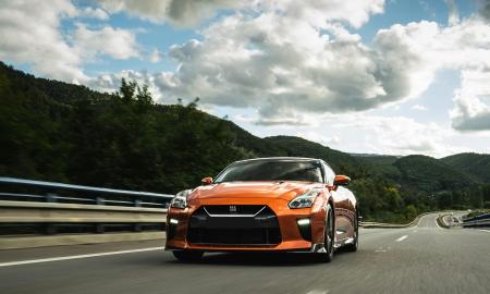 Vidaus degimo variklių automobilių populiarumas mažėja? PwC ataskaita nepalieka jokių abejonių