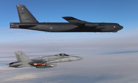 JAV rodo jėgą. Prie pat Rusijos sienos. Monstrai treniravosi mėtyti bombas (Foto)