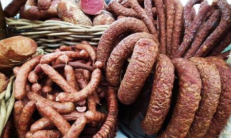 [Patarimas] Ši klaida sugadins dešrą per dvi dienas: kaip tinkamai ją laikyti šaldytuve