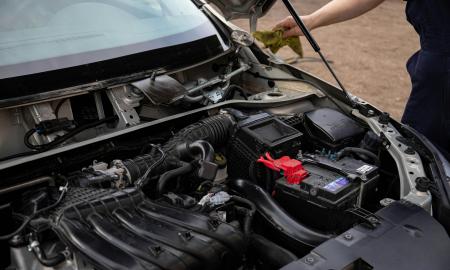 Tylus priešas po variklio dangčiu. Jis išeikvos jūsų akumuliatorių greičiau nei manote