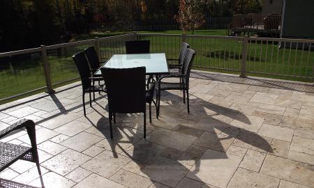 „Kiemo trinkelės bus kaip naujos.“ Paprasti būdai pašalinti dėmes ir samanas