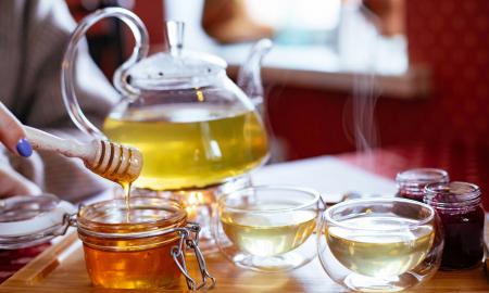 Ar saldinate arbatą medumi? Bitininko atsakymas šokiruos. Visai ne tai, ką pagalvojote