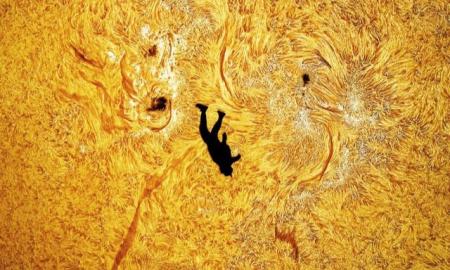 Žmogus „krenta“ į Saulę. Epinis kadras. Niekas dar nėra to daręs (FOTO, VIDEO)