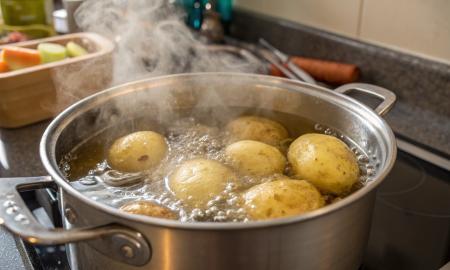 Įdėkite tai į puodą su vandeniu. Bulvės išvirs daug greičiau. Išlaikys tvirtumą ir įgaus sodresnį skonį