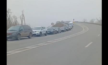 Milžiniškos eilės prie sienos. Pala, kokios sienos? (Video)