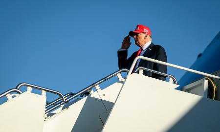 Trumpas išsitraukė bizūną. Morkos laikas baigėsi