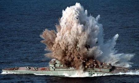 Torpeda suplėšė didžiulį laivą. NATO demonstruoja raumenis (VIDEO)