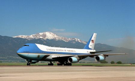 JAV prezidento Air Force One. Ar tai tikrai labiausiai apsaugotas lėktuvas pasaulyje? (Video)