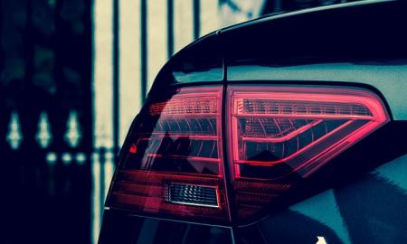 PHEV – didžiausia automobilių pramonės apgaulė? Naujas tyrimas rodo – taip