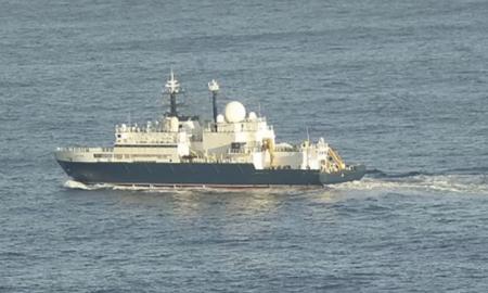 Rusijos „šnipų laivas“ lazeriais švietė į britų pilotus. Perspėjo Maskvą, kad JK yra „pasirengusi“ (Video)