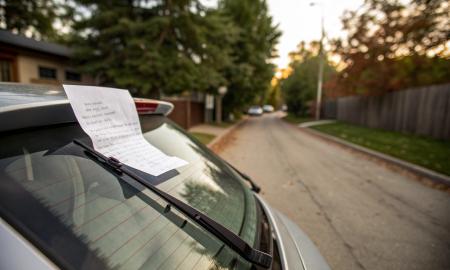 Už galinio valytuvo aptikote raštelį? DĖMESIO – būkite ypatingai atsargūs