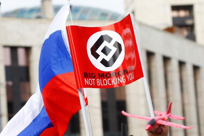 Žmonės mitinge už „laisvą internetą“ Akademiko Sacharovo prospekte. Maskva, 2018 m. balandžio 30 d.