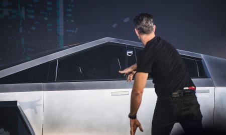 „Cybertruck“ savininkai apstulbę: lietuje atsiranda paslaptingi ženklai!“ (Foto)