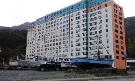 Čia visas miestas gyvena viename daugiabutyje. „Ištveria tik tvirčiausi“ (FOTO, VIDEO)