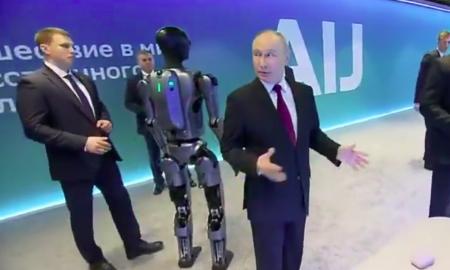 Robotas priėjo prie Putino. Apsaugos darbuotojas sureagavo (Video)