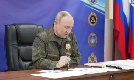 „Su karine uniforma.“ Putinas atvyksta į štabą. Kas prasideda? (Video)