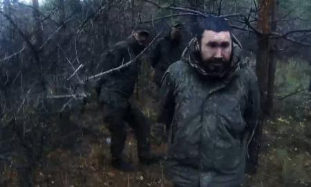 „Prašau, atsiklaupkite.“ Neįtikėtina, ką JAV karys daro fronte. Net rusai šokiruoti (Video)