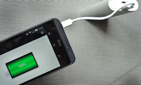 „Kodėl telefoną reikia išjungti iš įkrovimo ties 80 %: ekspertai atskleidė faktą, kurio vengė gamintojai“