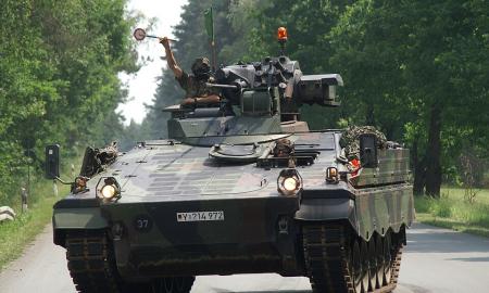 Dešimtys kovos mašinų į Ukrainą. Jos atvyks iš labai netikėtos vietos (Foto)