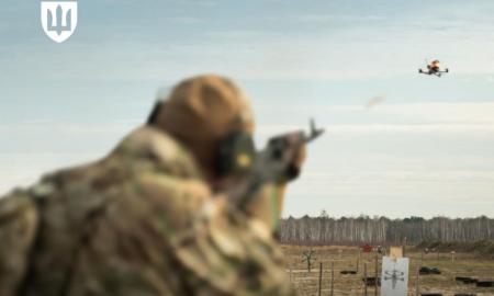 Skrydžio metu skyla ir atakuoja dronus. Kiekvienam pėstininkui. Ukraina skelbia masinę gamybą