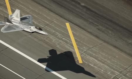 Tai pakeis karą: F-22 pilotas iš kabinos valdo droną! (Video)