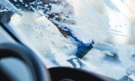 Buvęs NASA inžinierius atskleidžia gudrybę, kaip atitirpinti priekinį stiklą jo neįbrėžiant