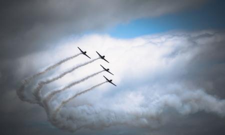 Kodėl rusiški naikintuvai rūko kaip senas traktorius? Tikroji priežastis šokiruoja (Video)