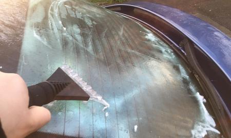 Mažai žinoma ledo grandiklio savybė. Jis pašalins ledą daug greičiau (Video)