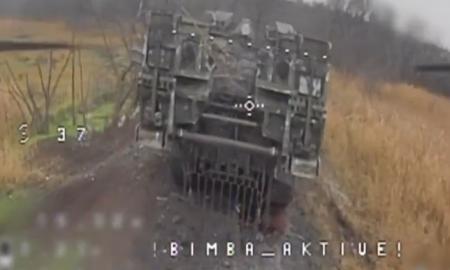 Turėjo padėti, o buvo sunaikintas. Atakuota ypatingai rusams svarbi mašina (Video)