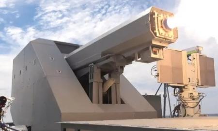 Kulka be parako, bet efektas – tarsi Dievo kūjis. Laukėme šių vaizdų iš naujos ginklų atakų eros (Foto, Video)