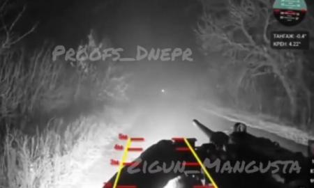 Pasaulių susidūrimas Ukrainoje. Šarvuotas sovietinis reliktas prieš robotą (Video)