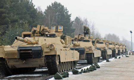 Tankai pasiekė Lenkiją. Jie buvo iškrauti sutemus (Video)
