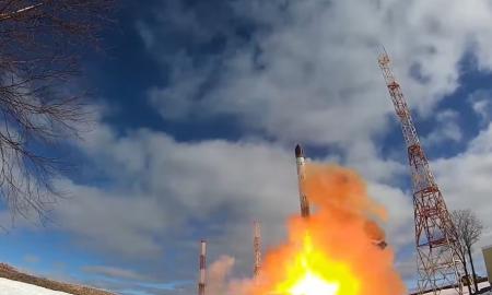 Rusai paleido „Šėtoną 2“. Palydovinėse nuotraukose matyti didžiulis krateris (Foto, Video)